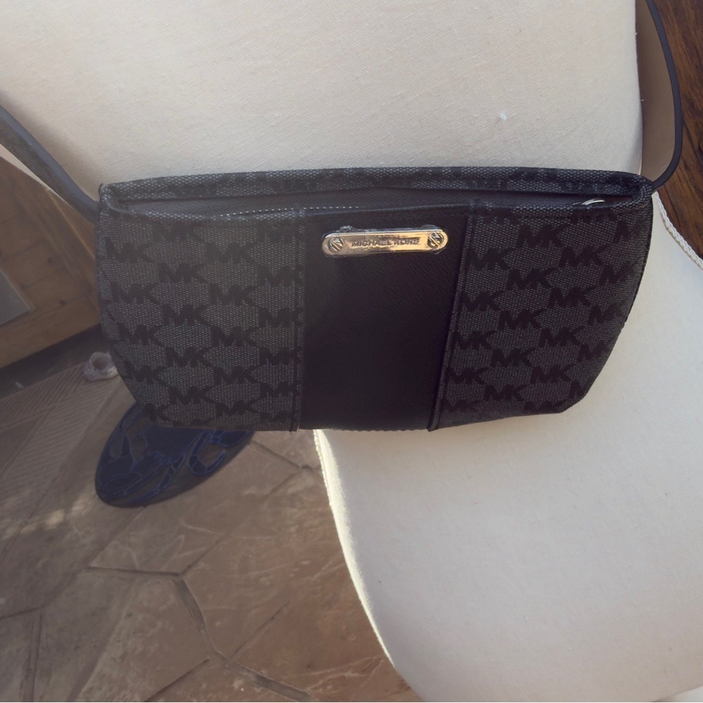 Michael Kors Logo Belt Bag - Picture 2 of 10